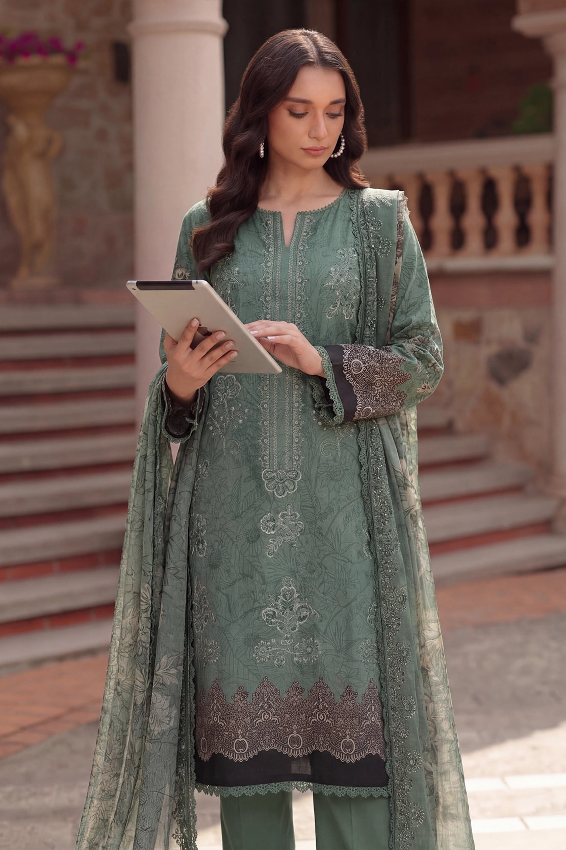 3 Piece - Embroidered Slub Lawn - Qalaa 135