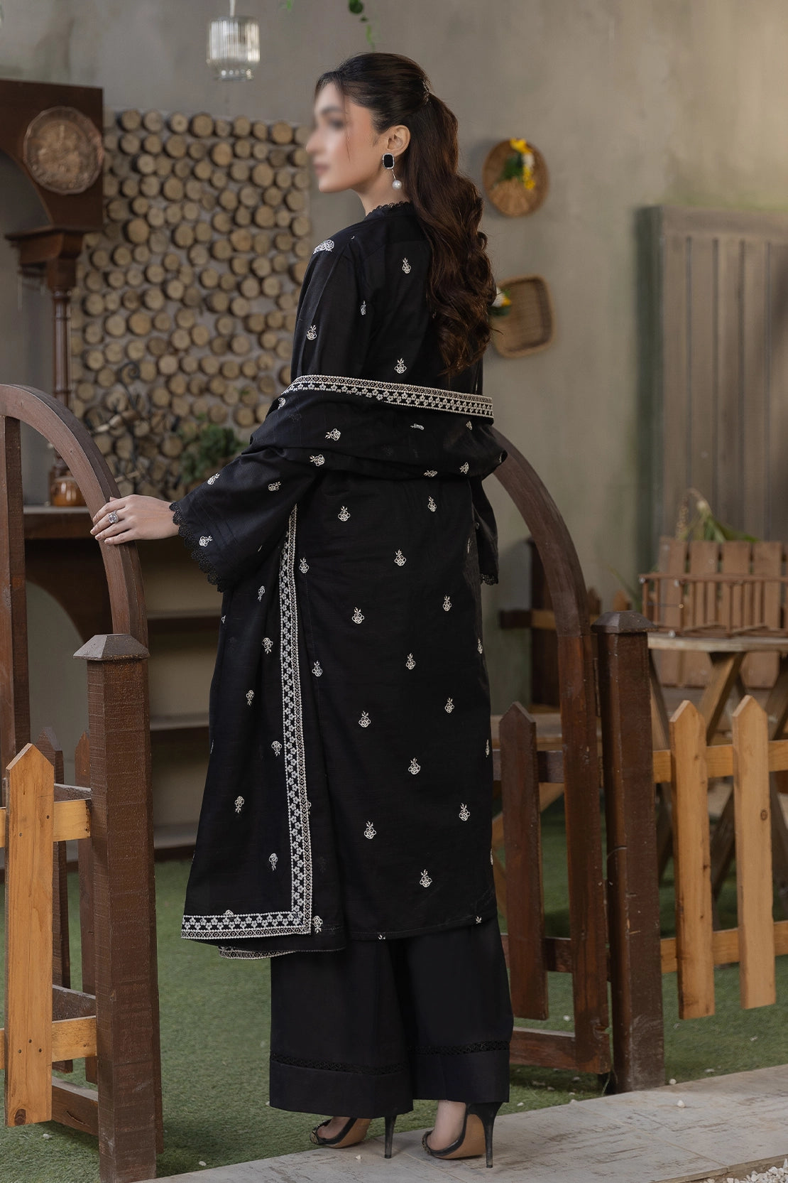 3 Piece - Embroidered Slub Lawn - Reet 106
